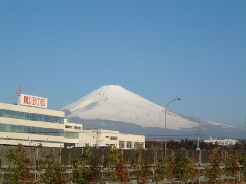 東名高速道路 駒門パーキングエリア（下り線）から眺める富士山