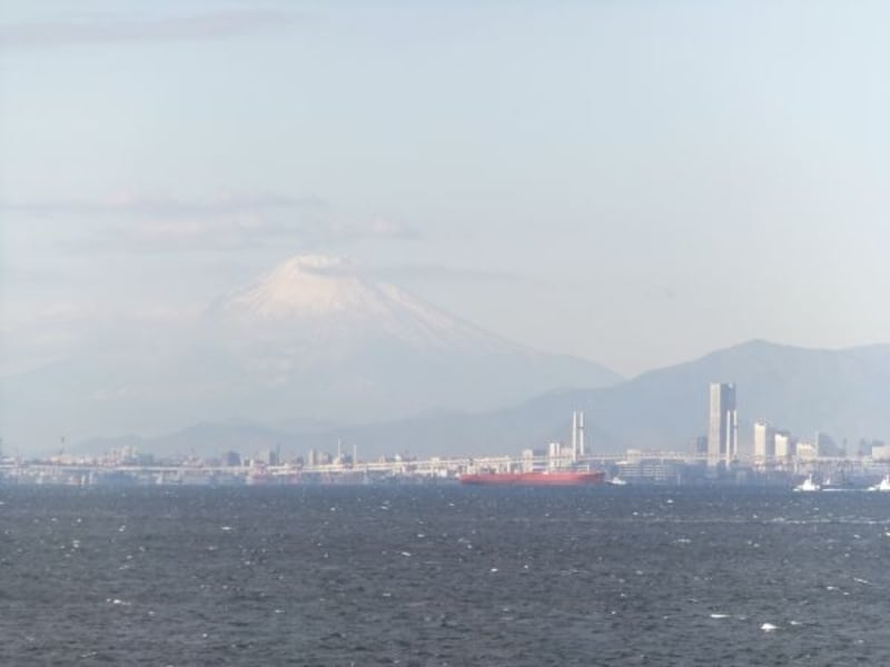 東京湾アクアライン 海ほたるパーキングエリアから眺める横浜と富士山の風景