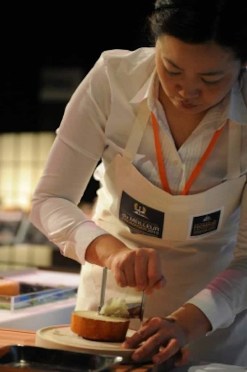 制作中の村瀬さん