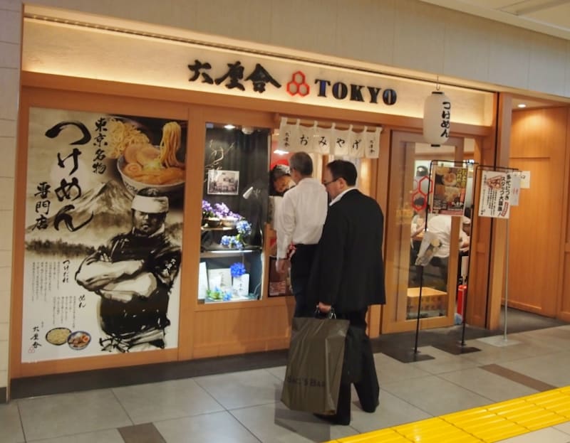 こちらはお土産用の窓口で、実食するにはこの反対側にある行列に並ばなくてはならない。