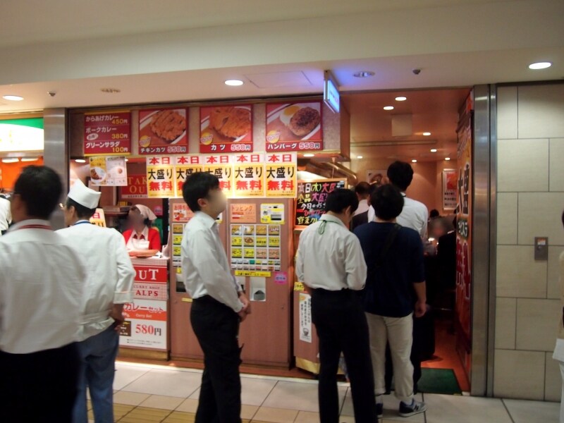 お昼時は行列必至だ