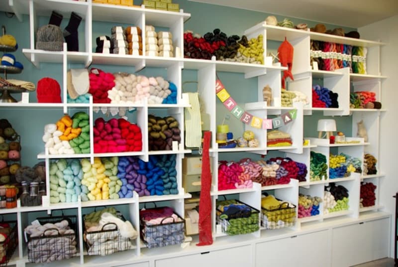 陳列棚に並ぶ天然素材の輸入毛糸は、カセ巻きが主流