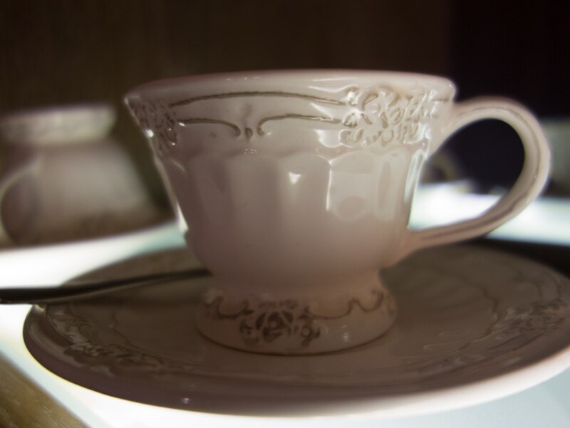 乙女心をくすぐるティーカップ。あえて紅茶ではなく烏龍茶を楽しみましょう