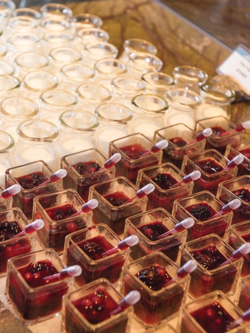 フレンチの定番、「分離」テクニックを用いたスイーツ。スポイトが刺さっています