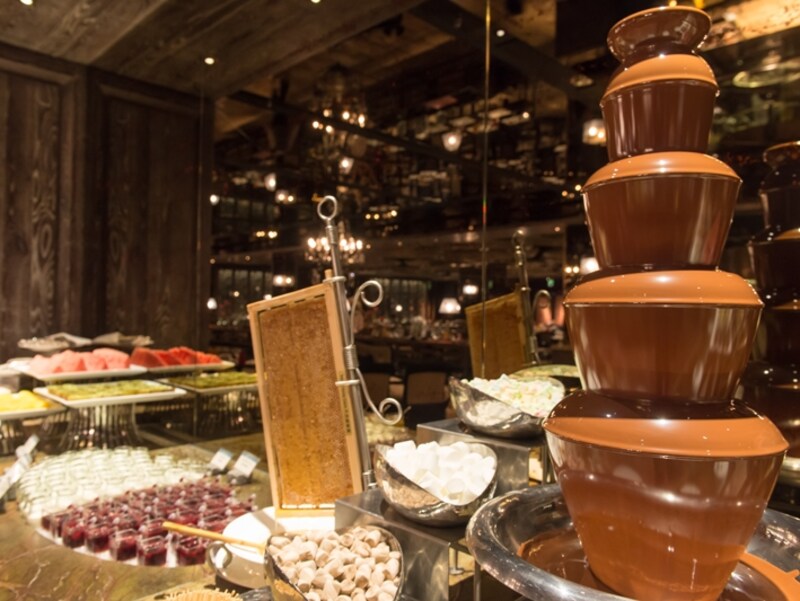 スイーツ好きにはたまらないコーナー。グラスケーキのデコレートなど、その細かさが凄い