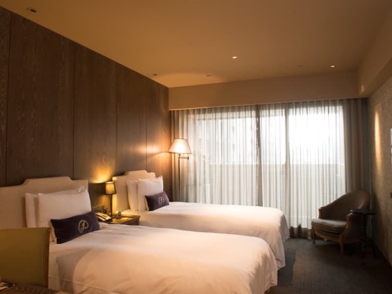 エレガントシックなインテリアの客室。外の廊下の床にも厚手の絨毯を敷き詰めており、客室フロア全体がひっそりと静か