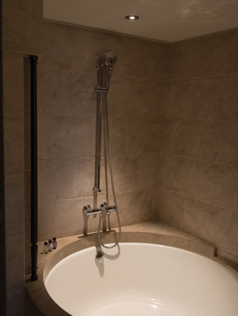 大きめサイズの円形バスタブ。カーテンの仕切りが付いています