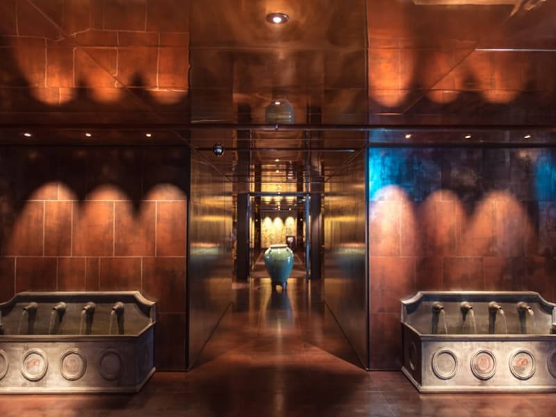 広東料理店「Le Palais」のエントランス。内装は モダンチャイナスタイルで、装飾品が豪華です