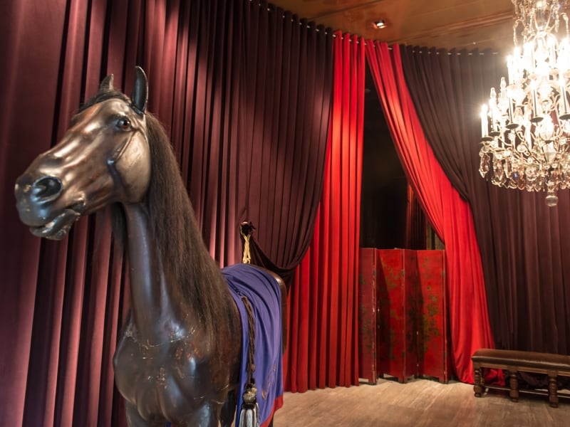 グランドフロアーに設置された劇場風ロビー。等身大の馬の置物がゲストを出迎えてくれます