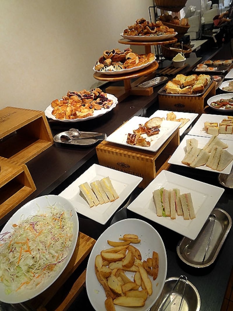 サンドッグ イン 神戸屋 八重洲店 ブッフェ台