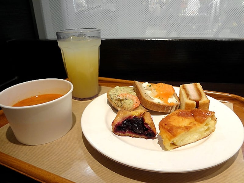 サンドッグ イン 神戸屋 八重洲店 パン盛り合わせ