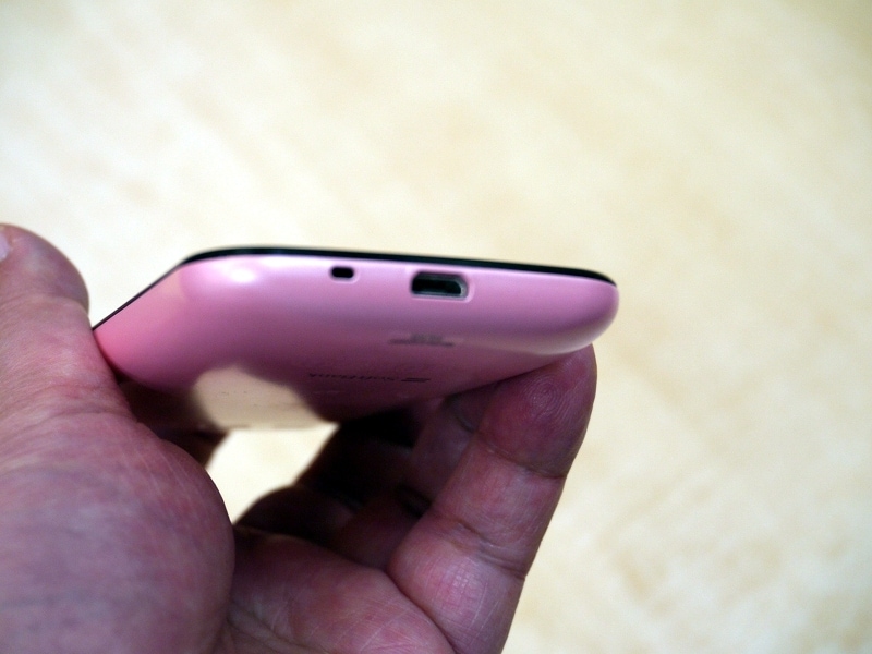 底面はmicroUSB端子を備える。