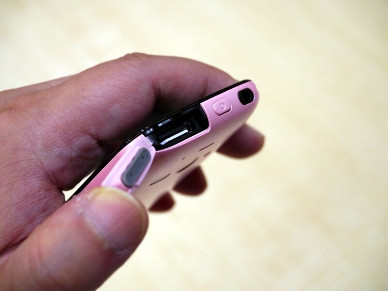 SIMスロット、電源ボタン、ヘッドフォン端子を備える上面