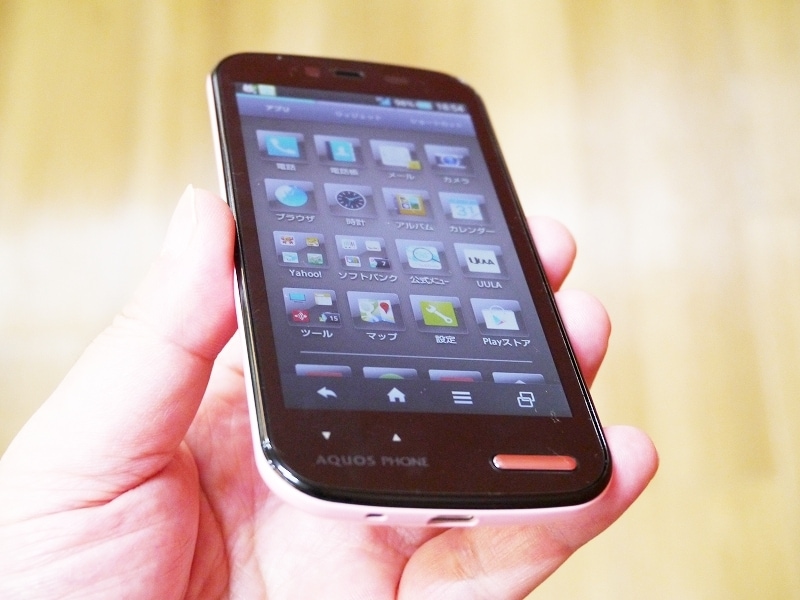 5インチ超スマートフォンと比べると二回りは小さく見えるAQUOS PHONE ss 205SH