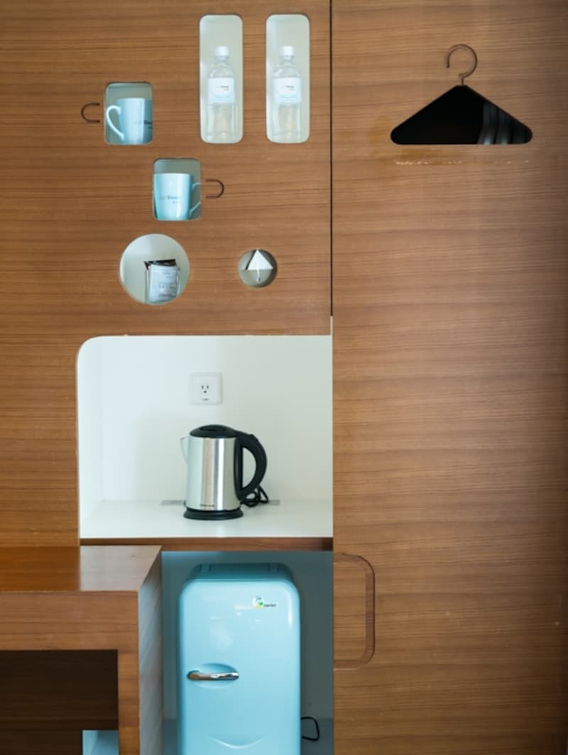 カップ、ポット、冷蔵庫などの配置場所が決まっています。小物の水色が可愛い