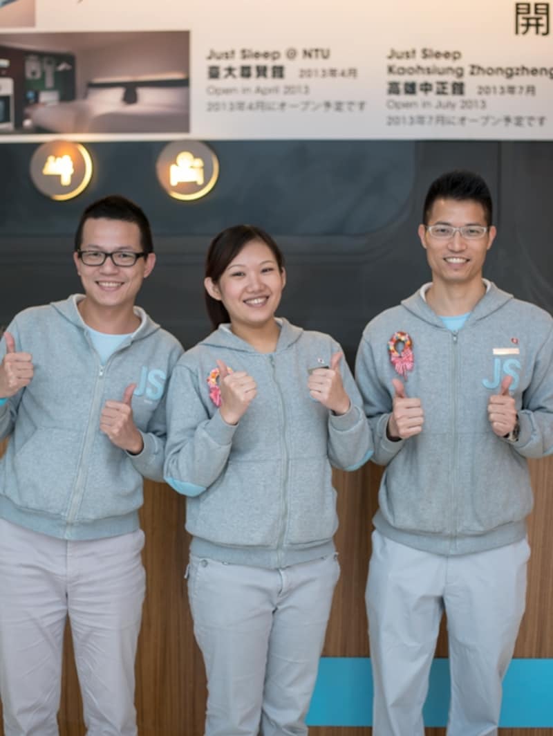 西門館のスタッフ。パジャマをイメージしたスウェットの制服がチャーミング