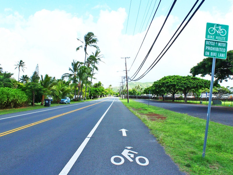 自転車も車と同じ右側通行。カイルアタウンには自転車レーンも多い