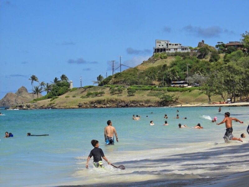 子供たちで賑わう休日のカイルア・ビーチ。ビーチ奥の道を走るのは、ラニカイ・ビーチへと向かうザ・バス