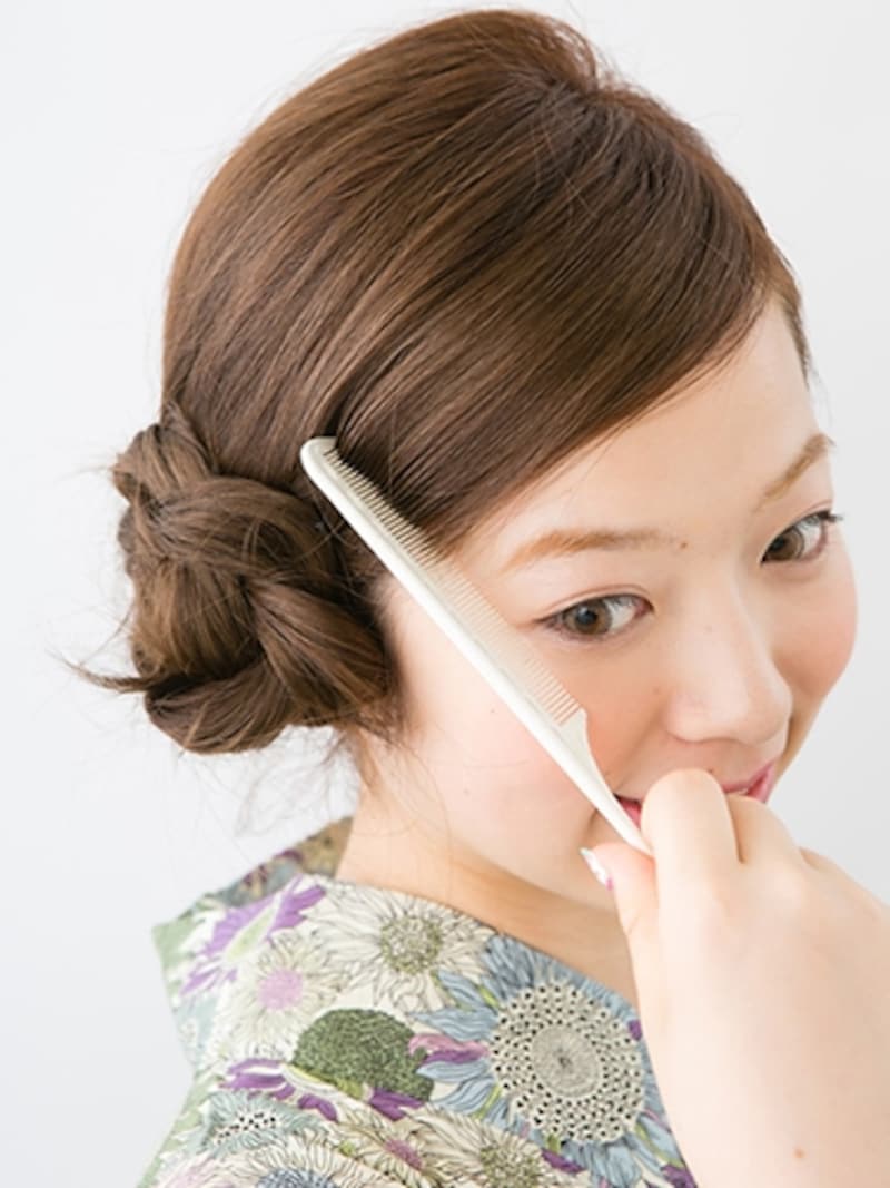 前髪はコームで斜めにとかす