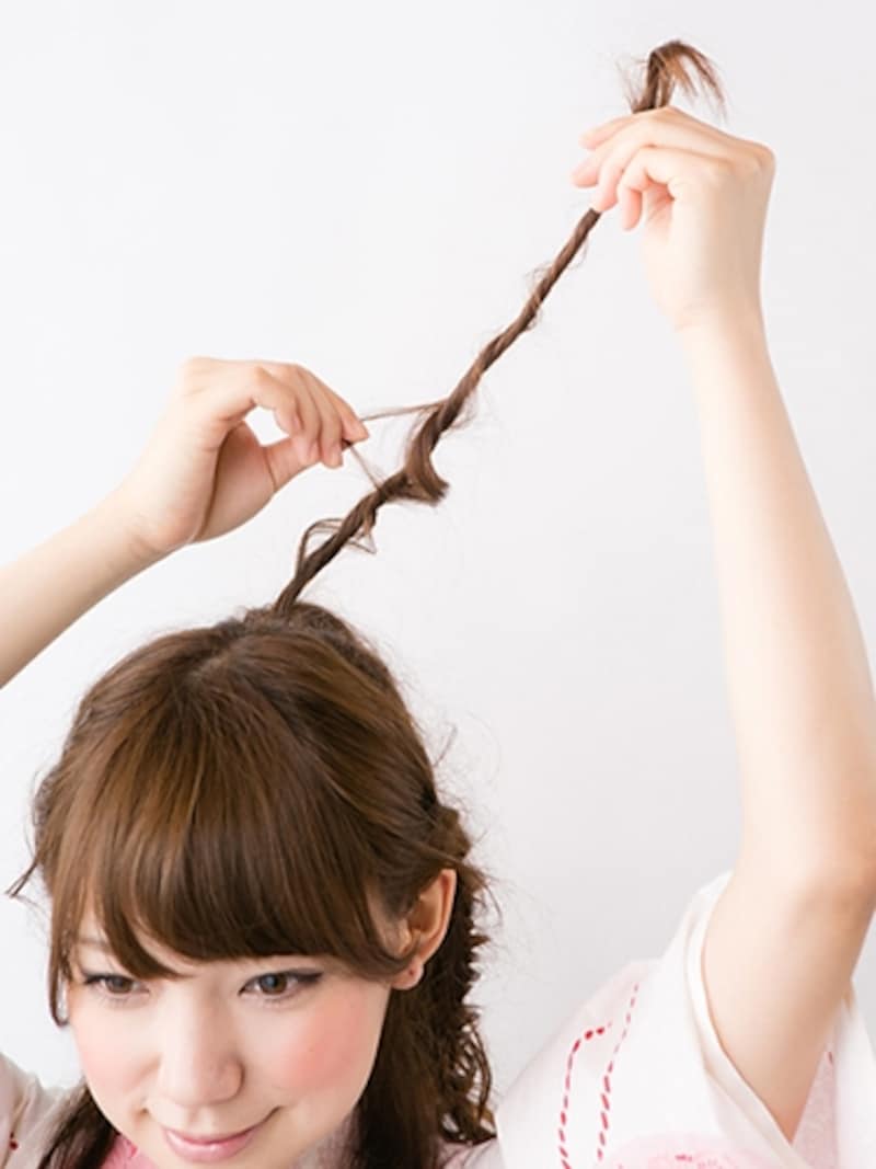 ねじった毛束をＵピンで留める