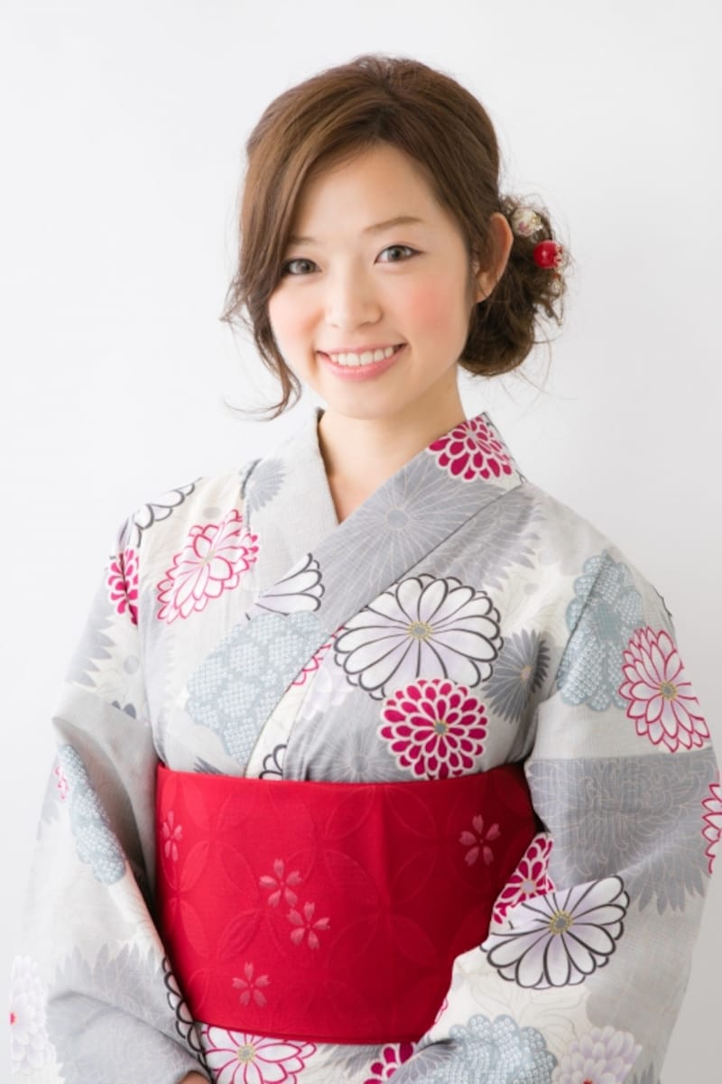 グレーの浴衣を赤帯で引き締めて