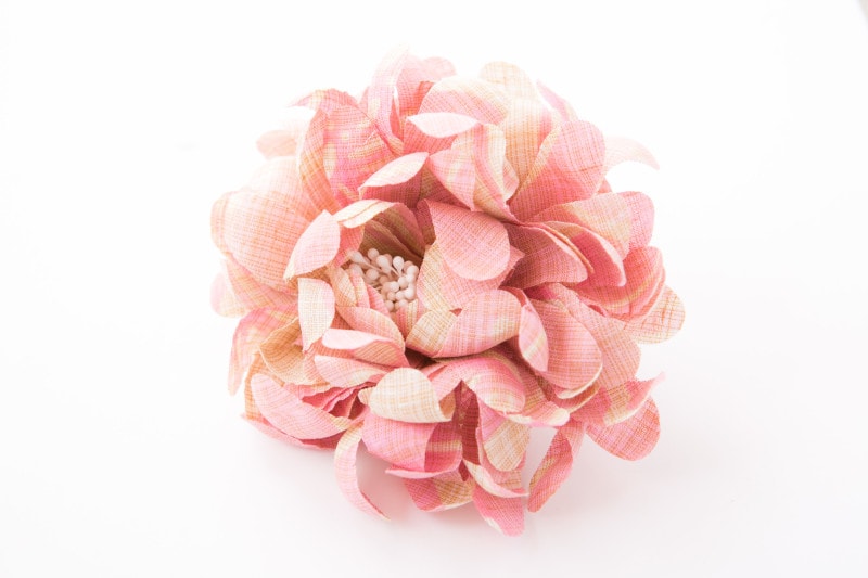 大きなピンクの花のコサージュピン
