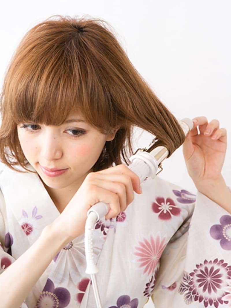 コテで髪全体を内巻きにする