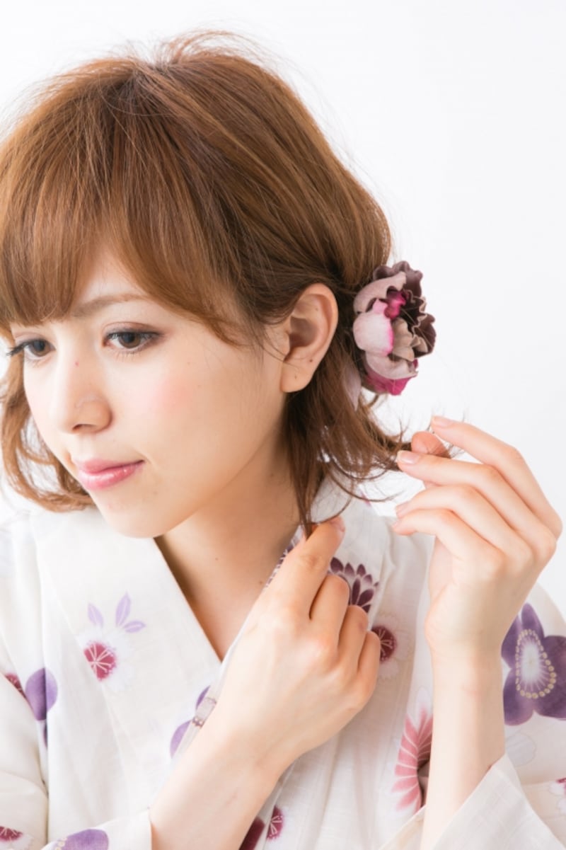 固めのワックスをもみこんでスタイルをキープ