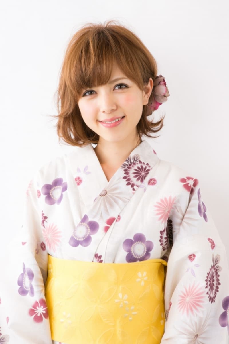 白地の浴衣に黄色い帯で元気よく！