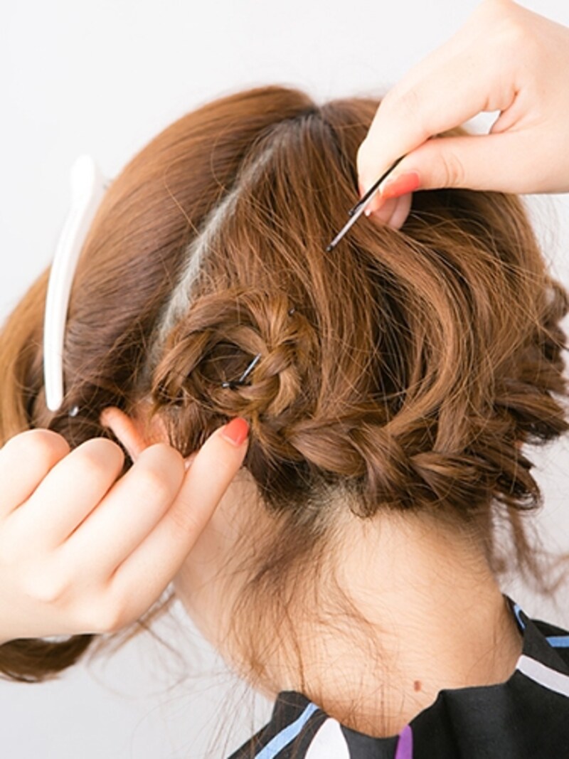 土台と一緒に毛先をはさんでしっかり固定する