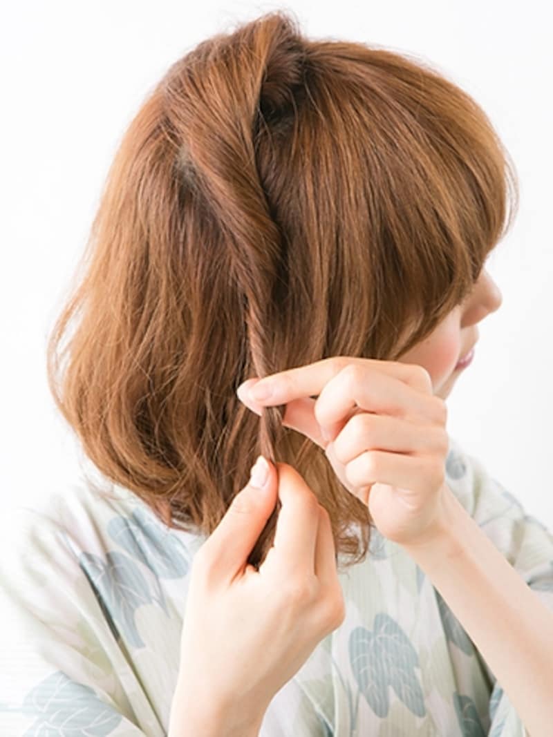 毛束をねじりながら右サイドヘ