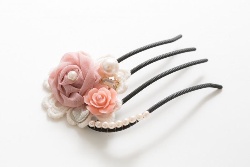 レースやビーズが付いた上品コーム