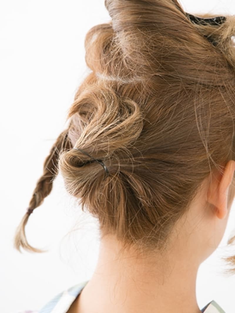 髪を上下に分け、下の段を輪っか状に