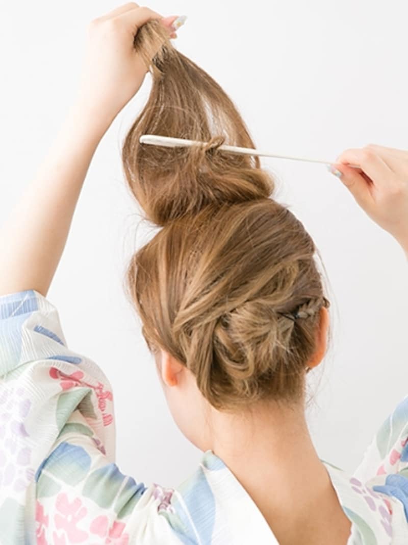 上の段の髪の裏から逆毛を立てる