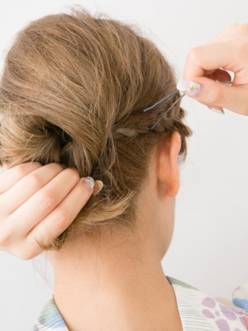 くいっと軽く持ち上げながらねじっていく