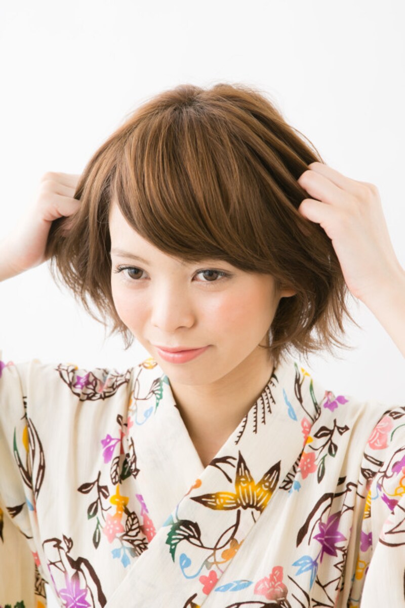 やわらかめのヘアワックスを揉み込む