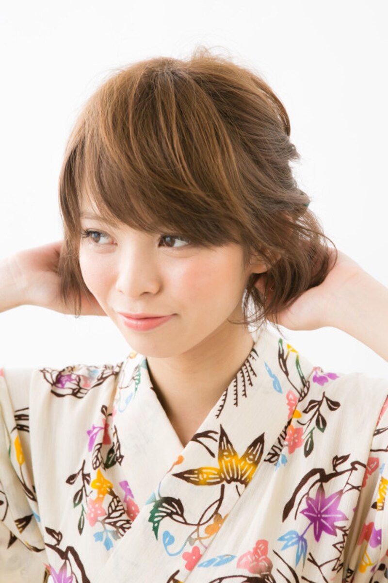 えり足の毛を外ハネにする