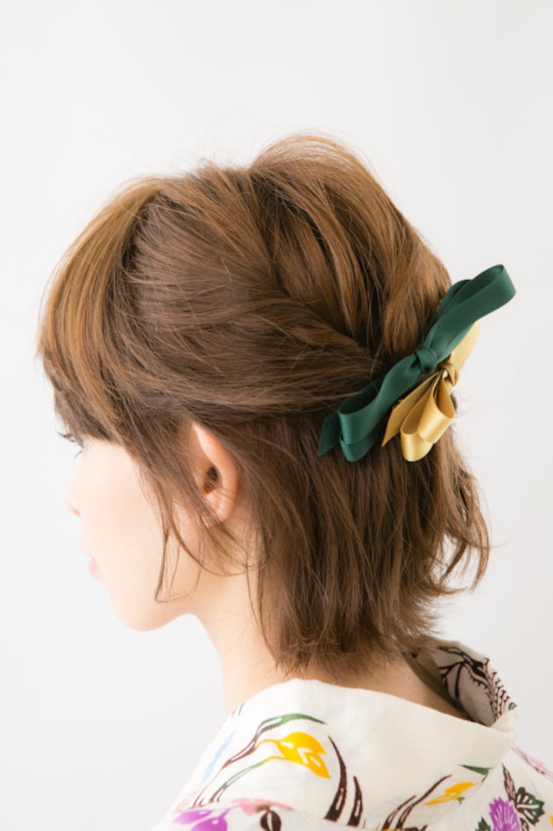 ヘアピンを隠すようにアクセを飾る