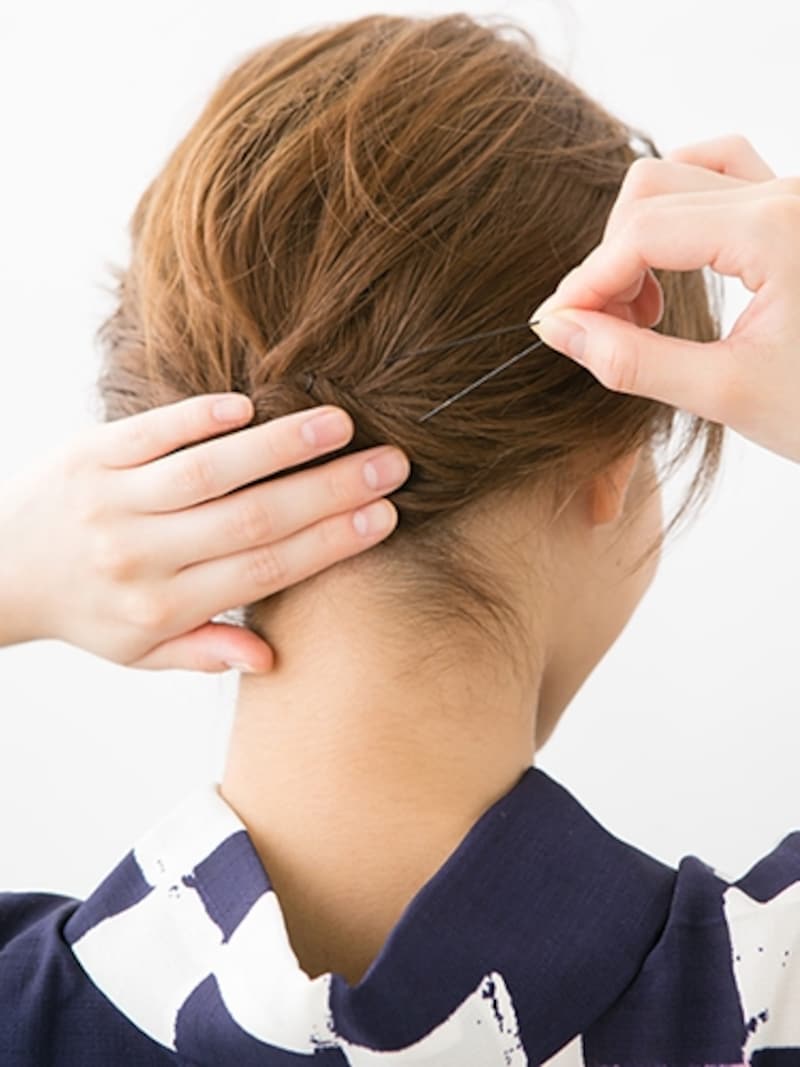 結び目に向かって上から数か所さしていく