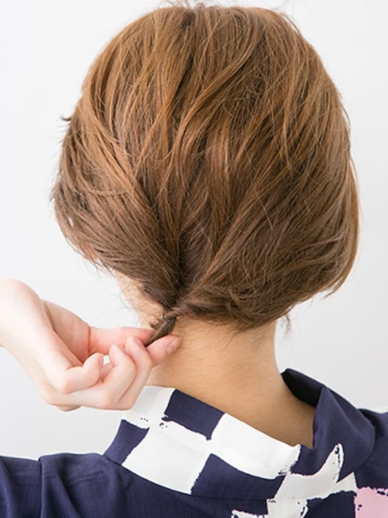 押し込んだ毛先をギュッと引っ張る