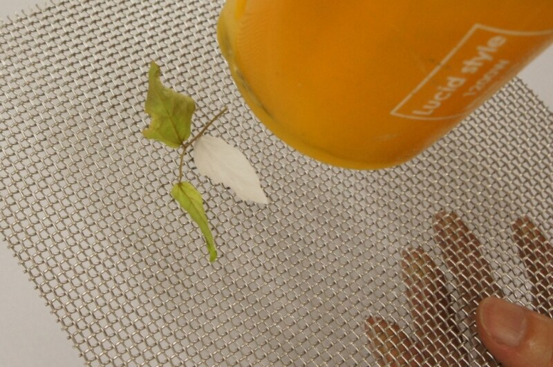 金網を使うと飛ばさずに乾燥できる