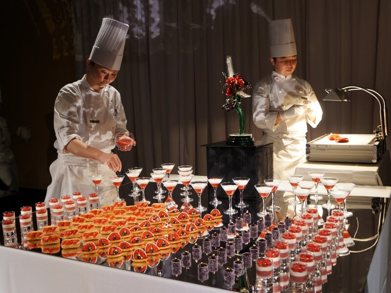 目の前でパティシエが飴細工を仕上げます