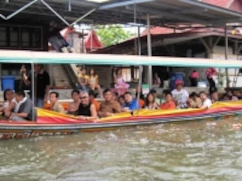 水上マーケットのボート