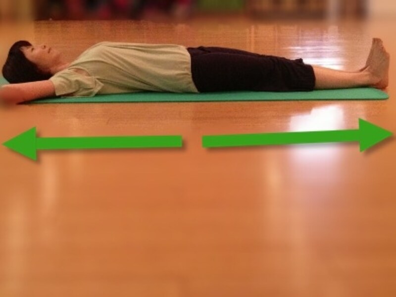 頭頂部とかかとで軽く引っ張り合いを!