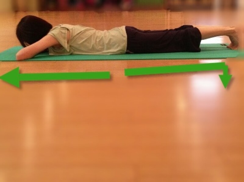 楽な呼吸で姿勢を整えましょう。