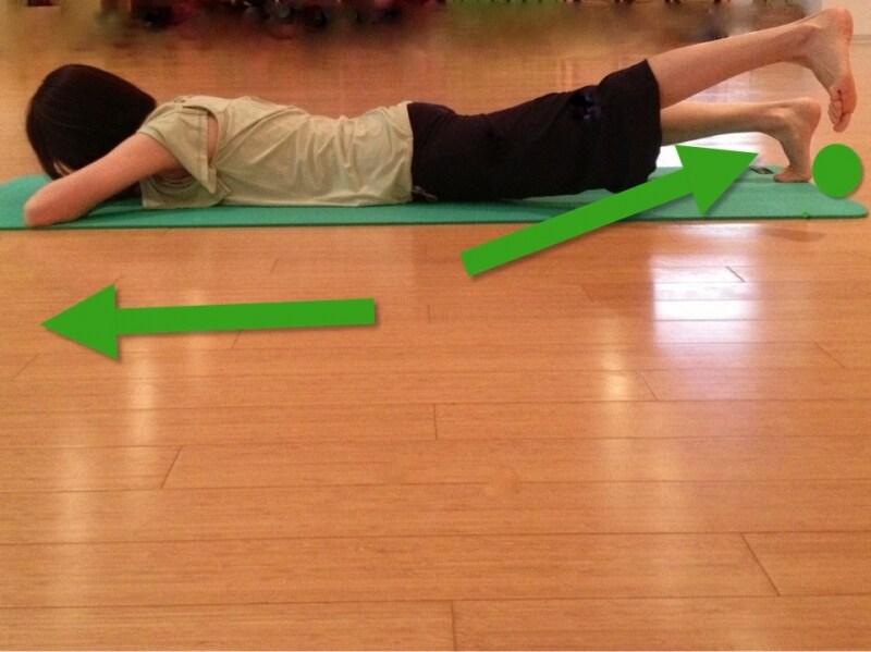 左右の脚を交互に動かしましょう。