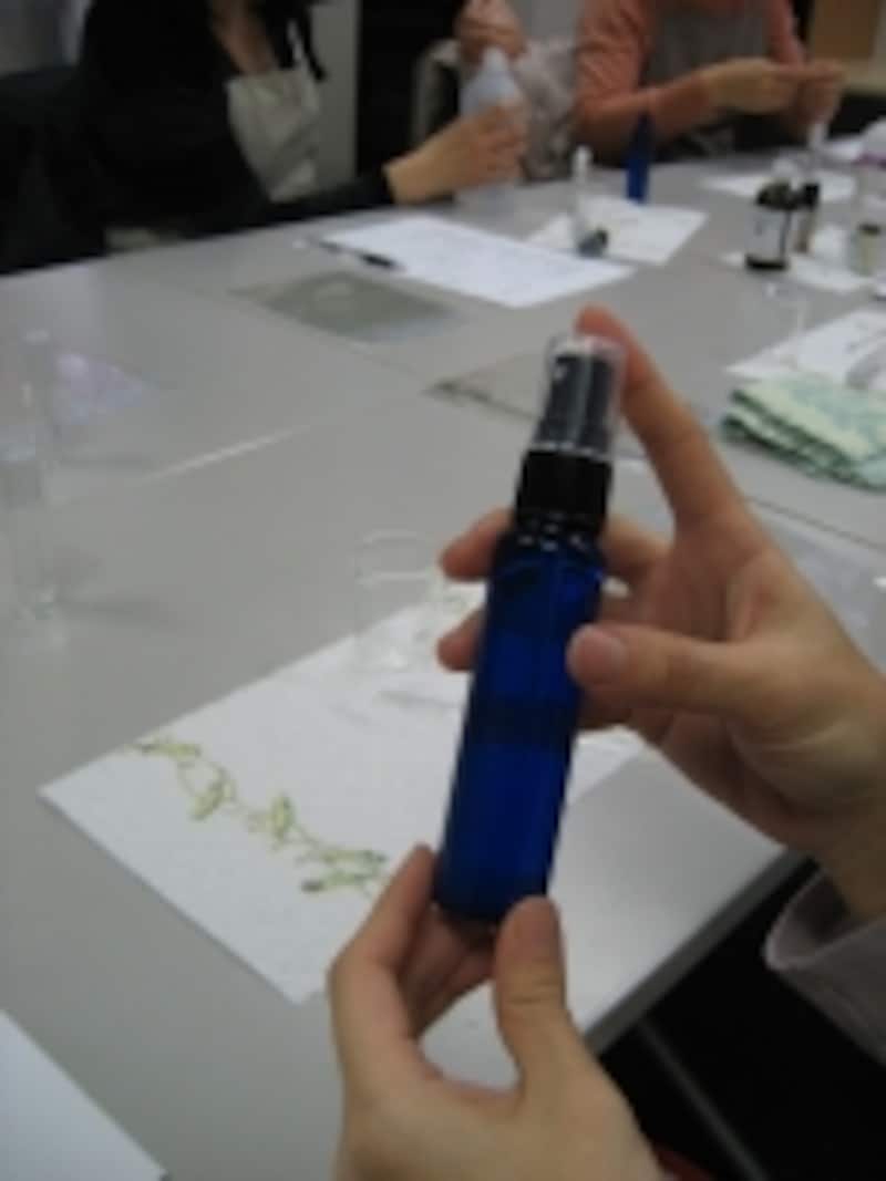 アロマオイル（＝精油）対応のスプレーボトルは遮光になっています