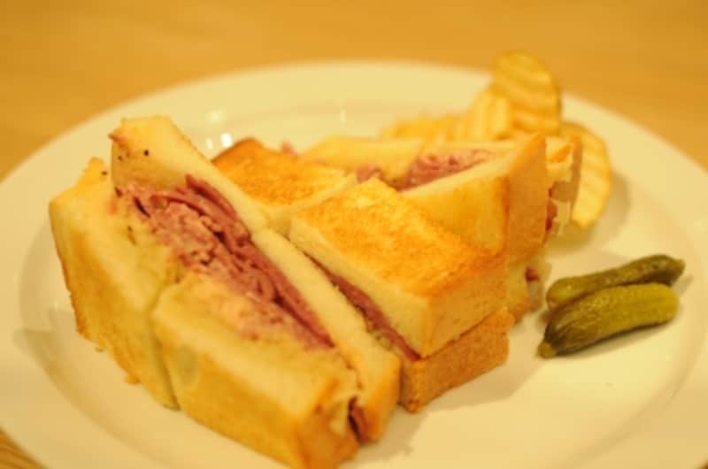 パストラミビーフとザワークラウトのルーベンサンドイッチ（1680円）