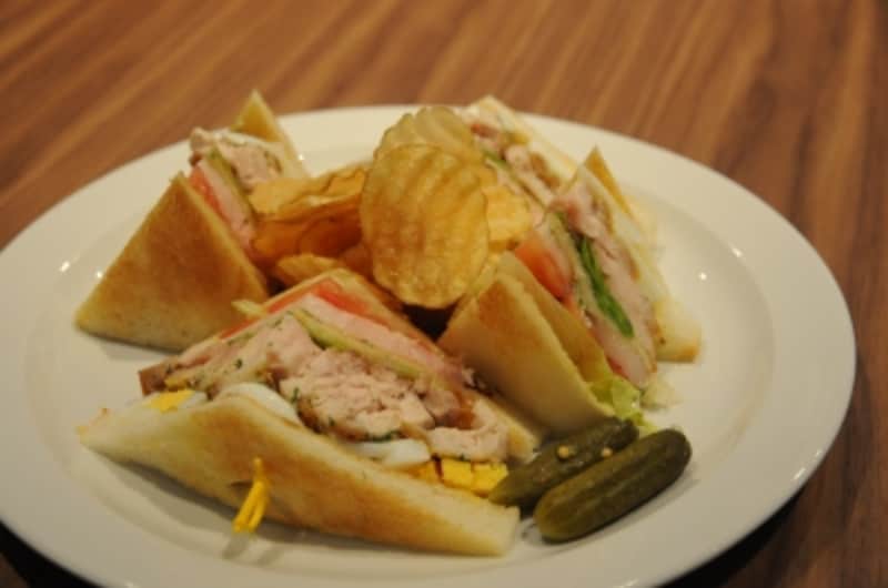 チキン、BLT、たまごのクラブハウスサンドイッチ（1890円）