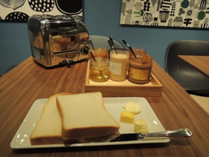 テーブルでトーストしたてをいただく